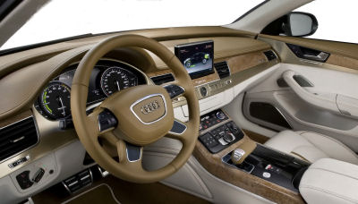 
Découvrez l'intérieur de l'Audi A8 Hybride (2010).
 