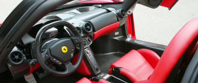 
Découvrez l'intérieur de la Ferrari Enzo.
 