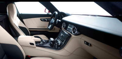 
Présentation de l'intérieur de la Mercedes-Benz SLS AMG.
 