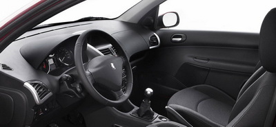 
Découvrez l'intérieur de la Peugeot 206 Plus. Une 206 déguisée en 207.
 