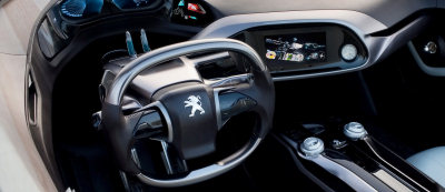 
Découvrez l'intérieur futuriste du concept car Peugeot SR1.
 