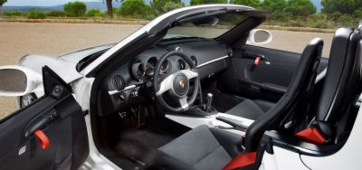 
Découvrez l'intérieur de la Porsche Boxster Spyder (2010).
 