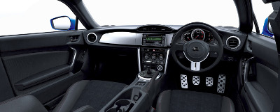 
Description de l'intrieur de l'habitacle de la Subaru BRZ. Une ambiance sportive, minimaliste.
 